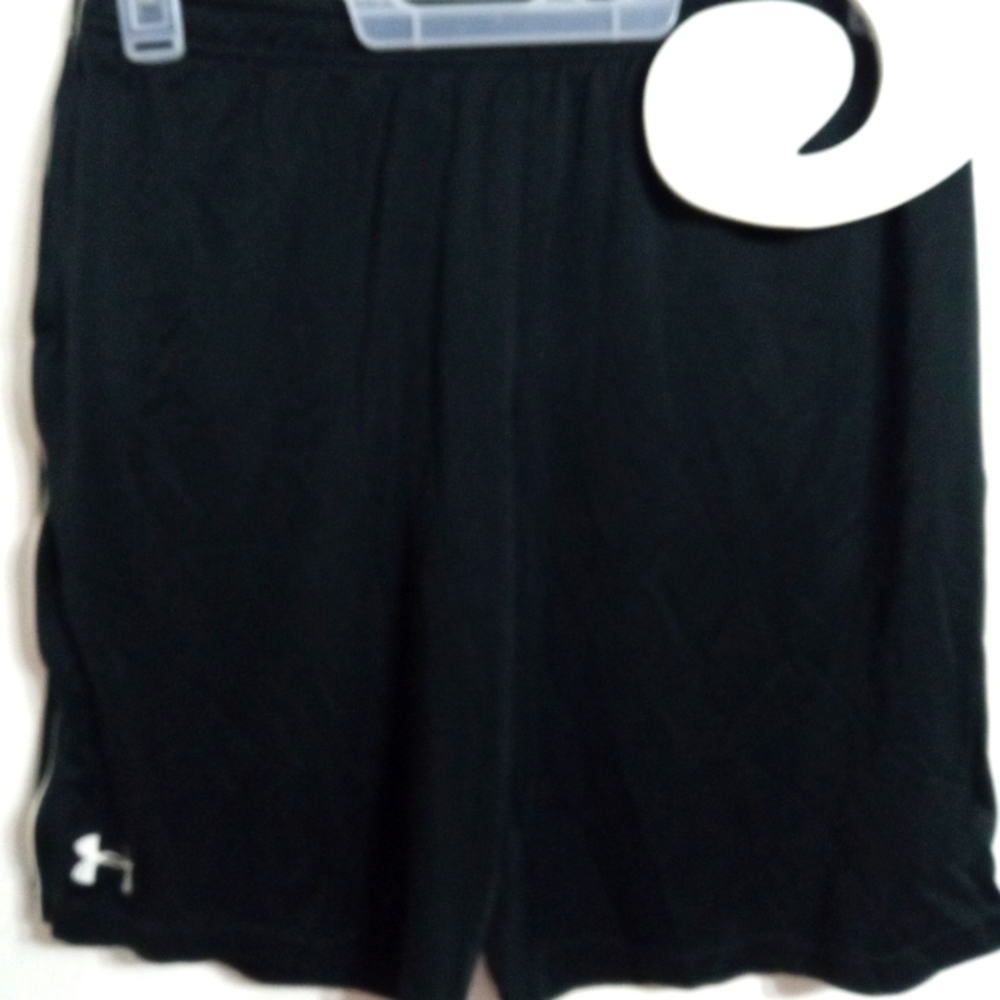 UNDER ARMOUR GYM SHORTS SIZE: YLG